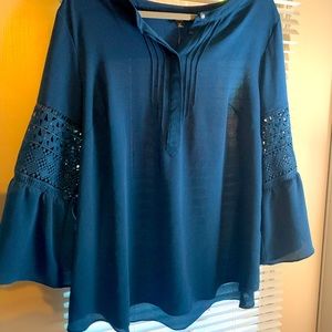 Roz & Ali bell sleeve blouse